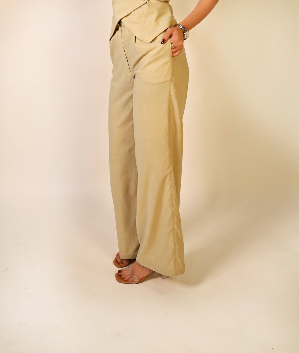 Elegant wide-leg office pants with front pleats and side pockets